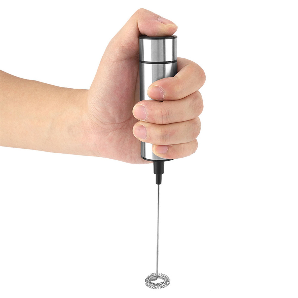 Hand, die einen silber-schwarzen Milchaufschäumer hält, auf weißem Hintergrund.