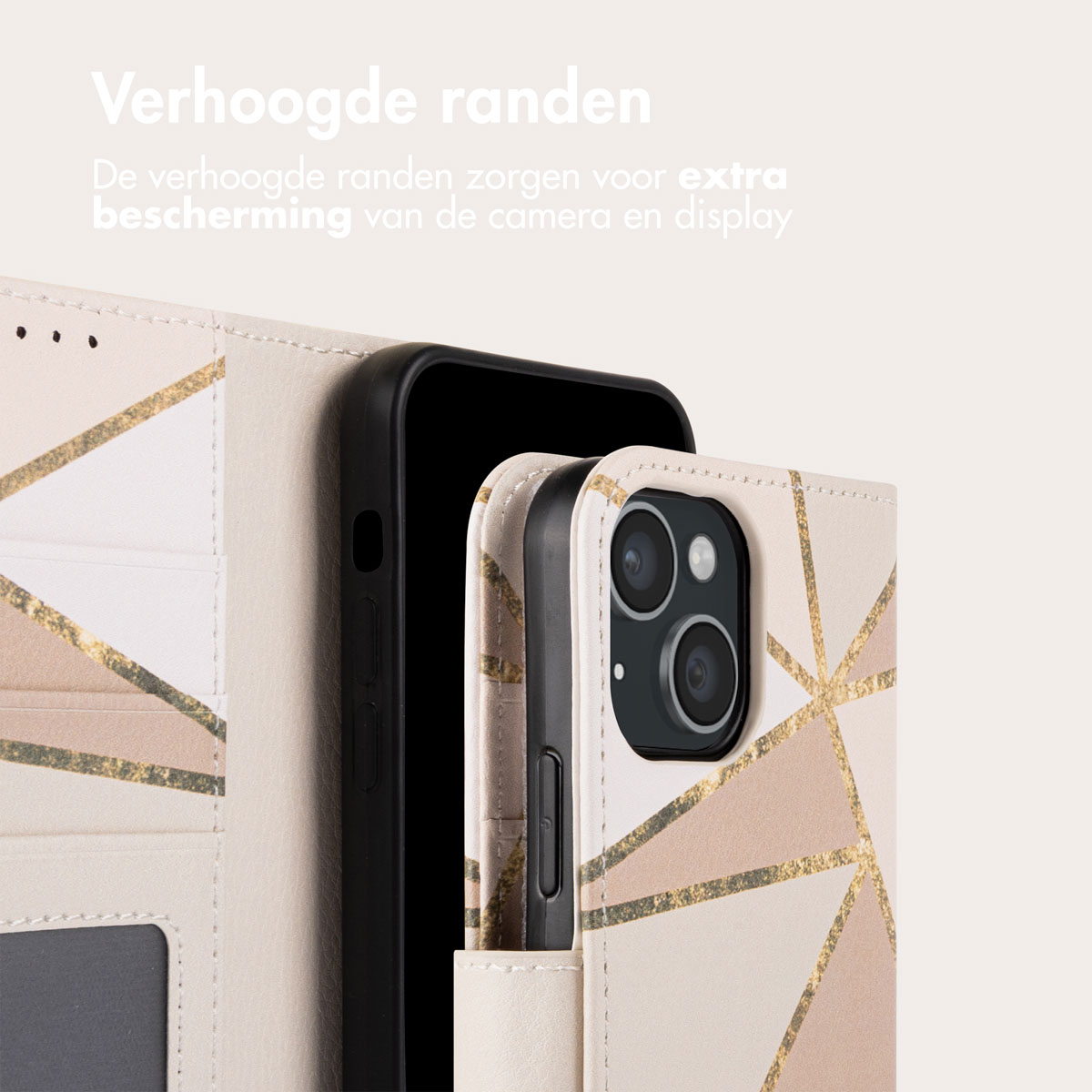 Close-up van een telefoon in een beschermhoesje. De hoes is licht van kleur met gouden geometrische vormen.