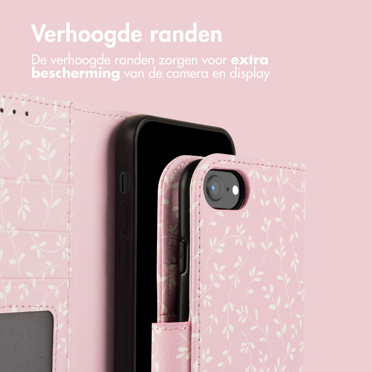 Roze telefoonhoesje met wit bloemenpatroon, een zwarte telefoon erin. Tekst erboven.