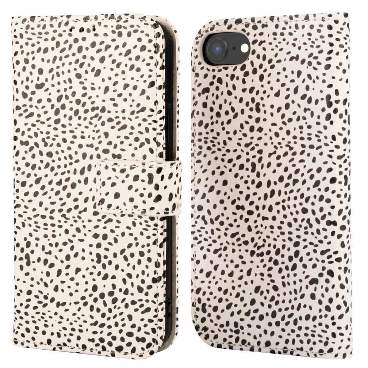 Een telefoonhoesje in open en gesloten positie, met een zwart-wit gestippeld patroon. De gesloten hoes heeft een sluiting.