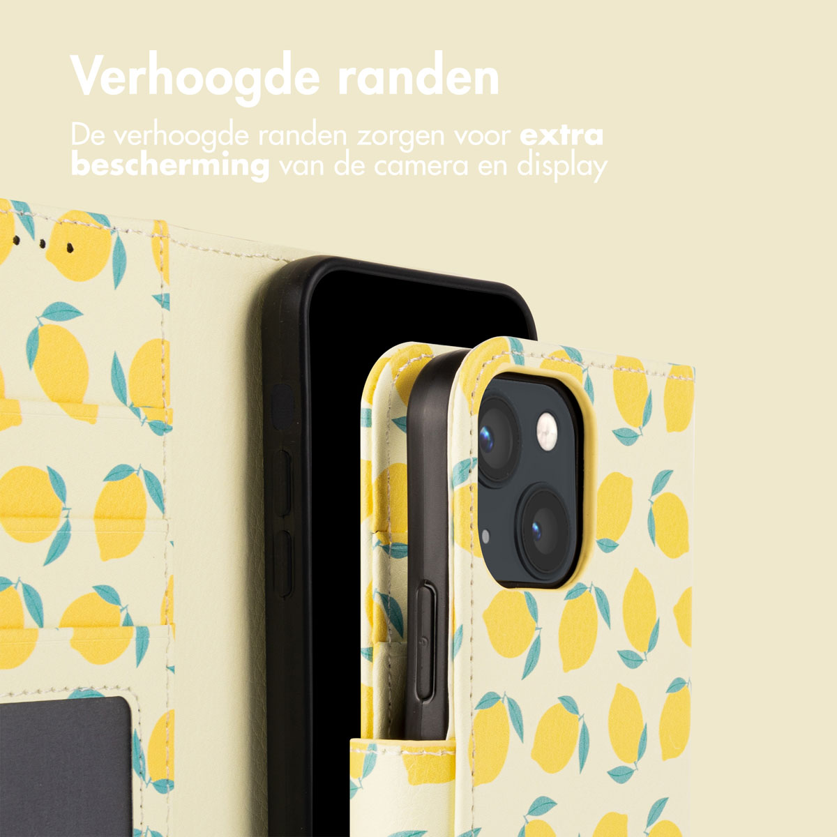 Een zwarte telefoon in een gele portemonnee met citroenpatroon en opstaande randen.