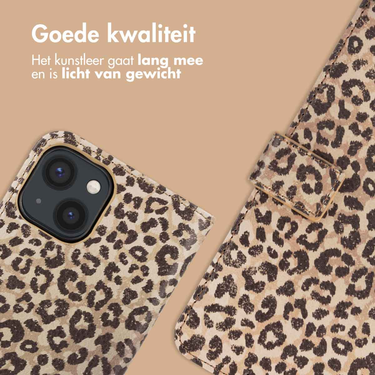 Close-up van een telefoonhoesje met luipaardprint. De hoes zit op een telefoon. Beige achtergrond.