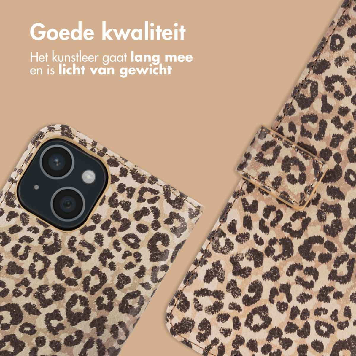 Telefoonhoesje met luipaardprint en een magnetische sluiting, op een bruin oppervlak.