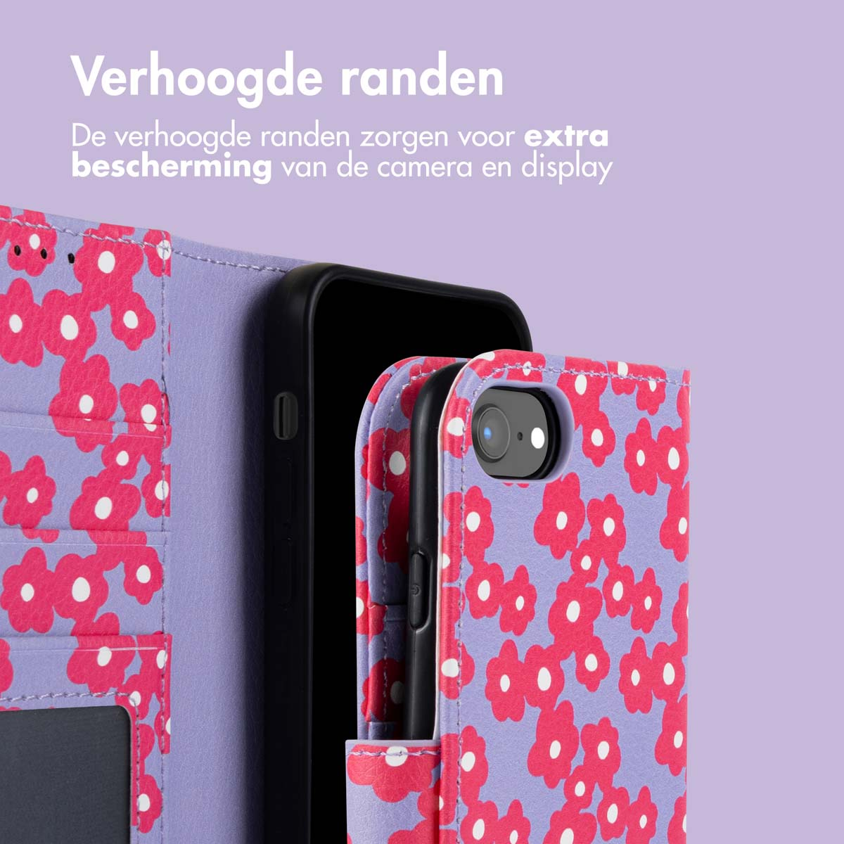 Paarse telefoonhoes met rode bloemen. Telefoon zit erin, zichtbaar door de hoes.