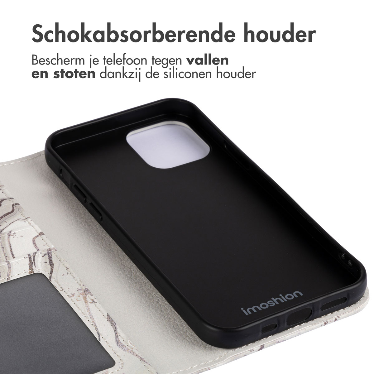 Coque de téléphone noire sur un portefeuille blanc à motifs marbrés. La coque a le logo imoshion.