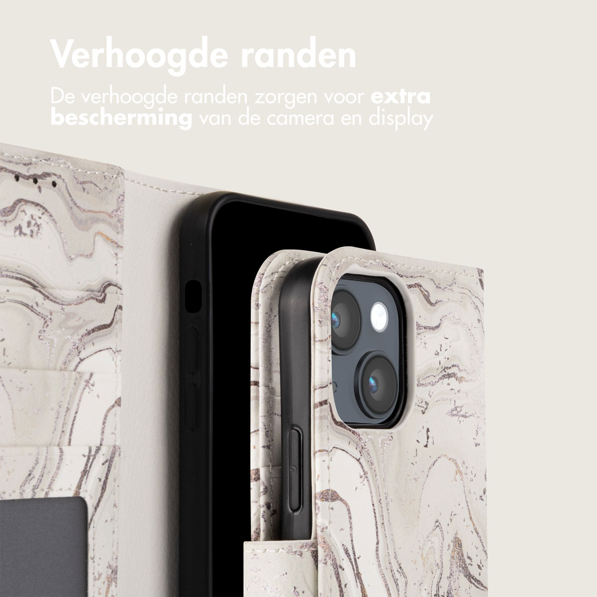 Smartphone dans un étui à motif marbre, avec des bords surélevés.