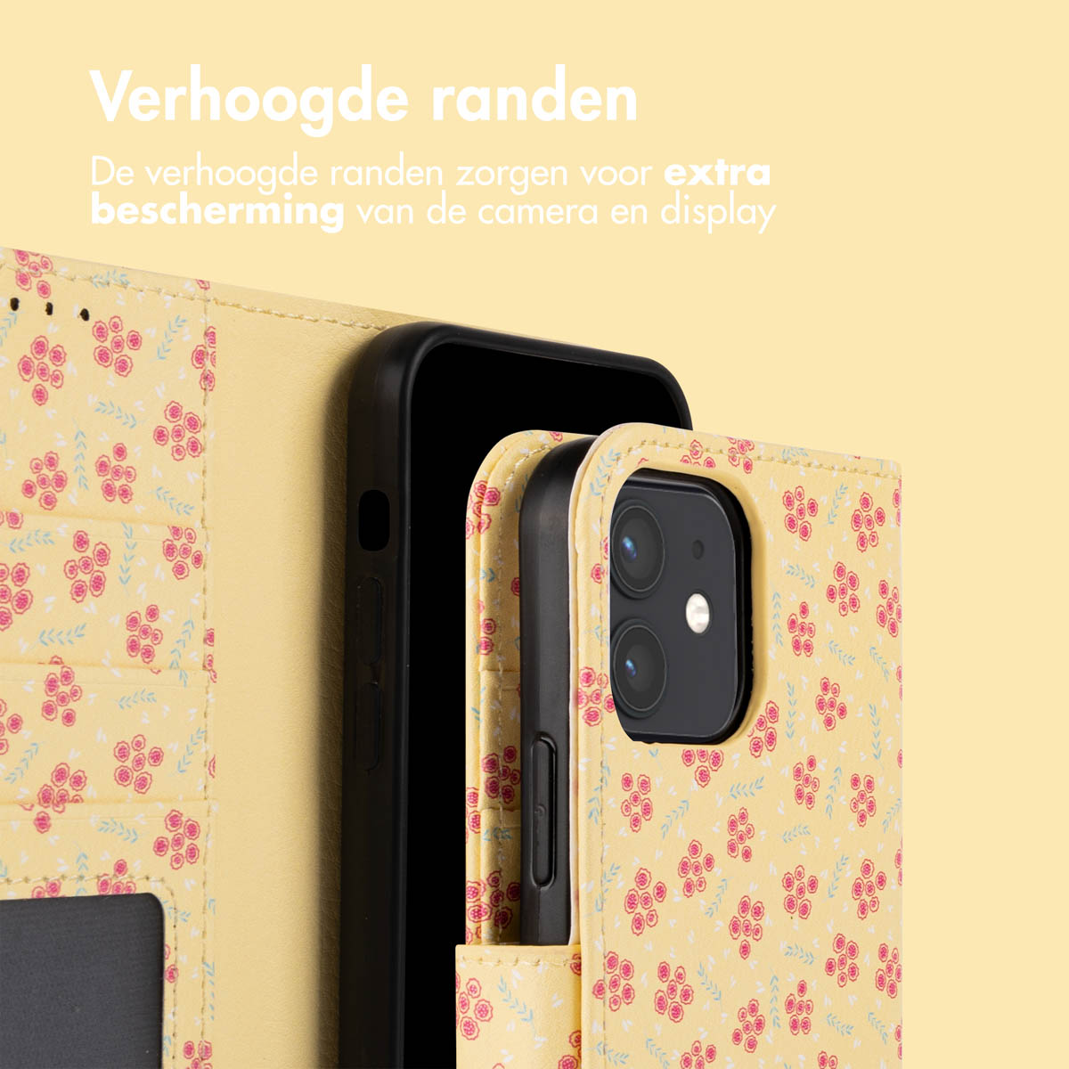 Primo piano di una custodia per telefono. Custodia gialla con design floreale rosa. Telefono nero parzialmente visibile.