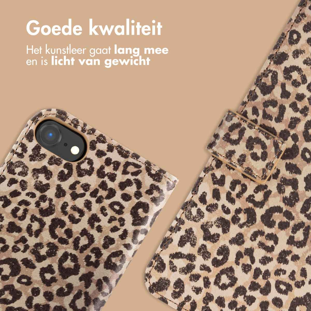 Close-up van een telefoonhoesje met een luipaardprint. Open en dicht, liggend op een bruin oppervlak.