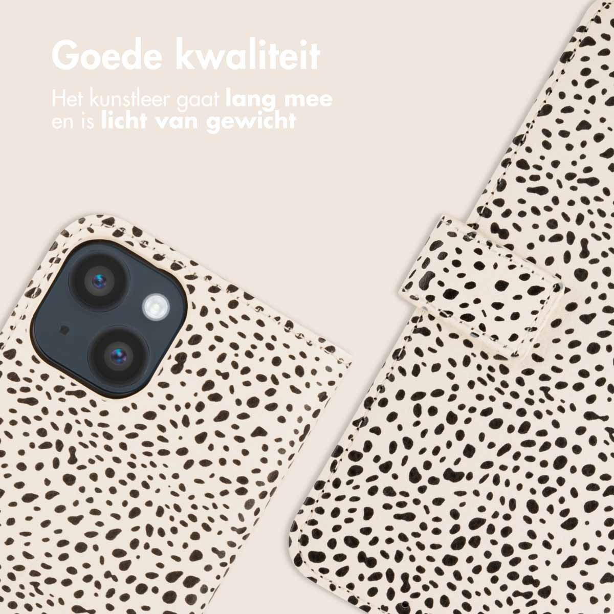 Een telefoonhoesje met een zwart-wit stippenpatroon. Het telefoonhoesje is open.