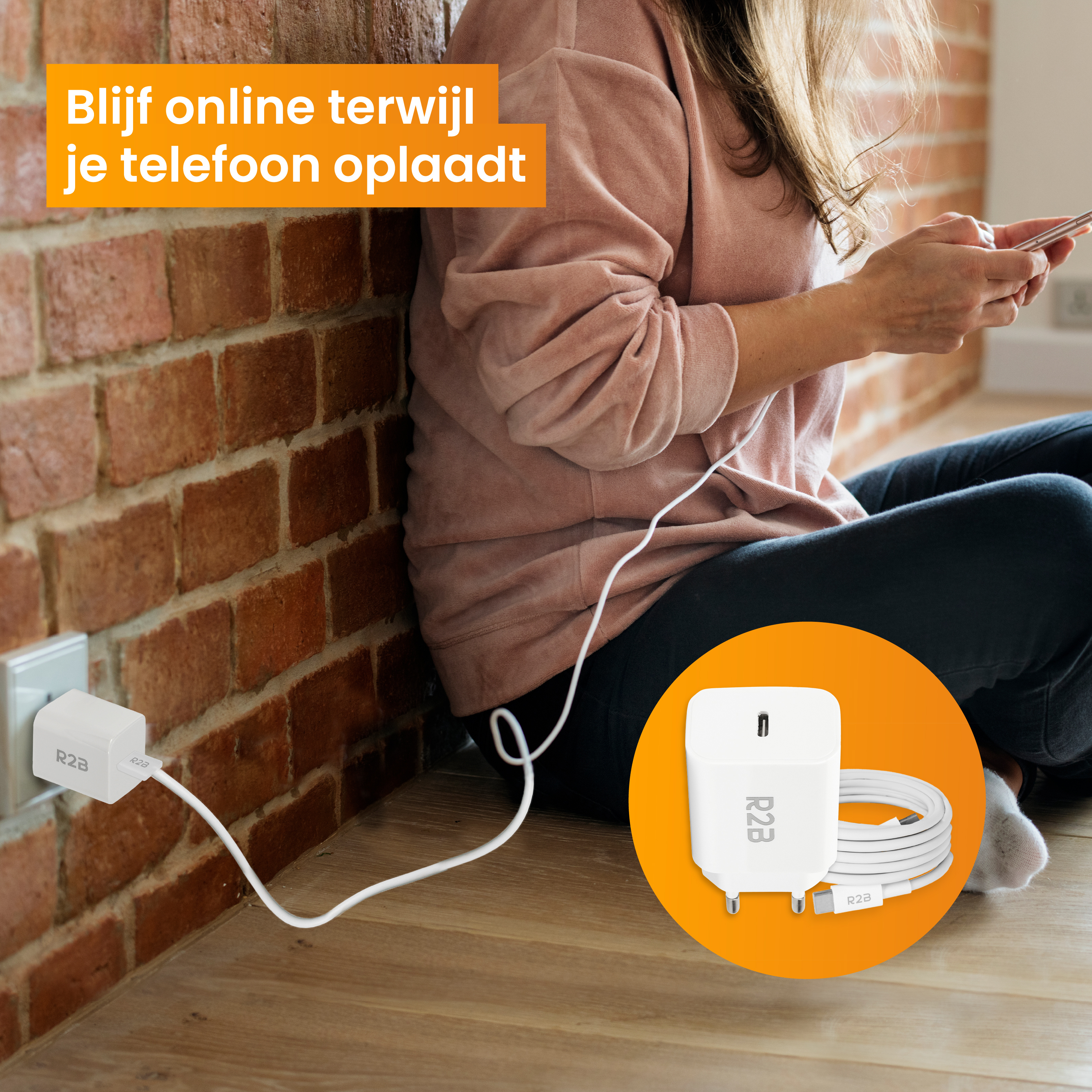 Ein Telefon, das mit einem R2B-Ladegerät und -Kabel auf einem Holzboden geladen wird.