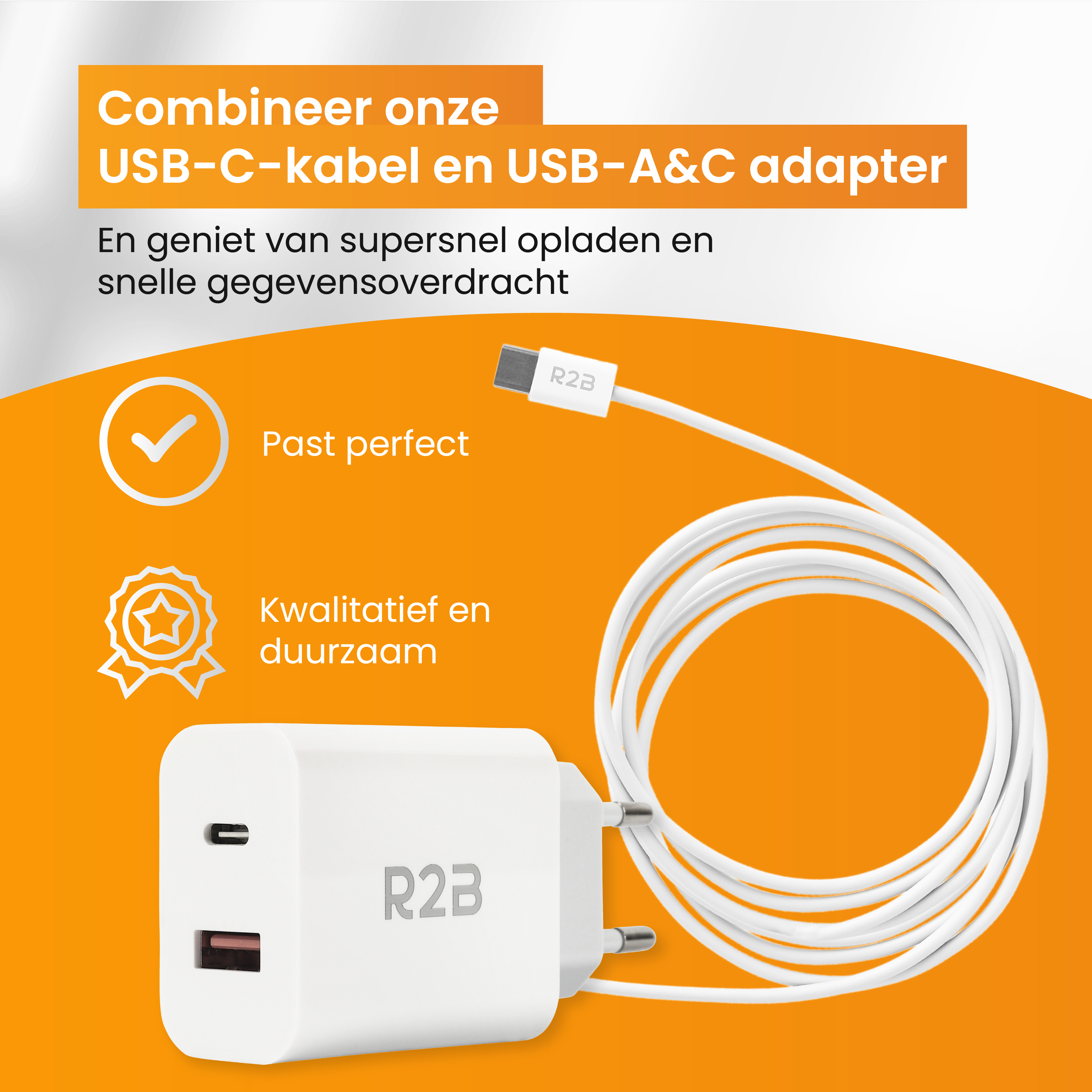 Câble et adaptateur USB-C blancs avec texte. Le chargeur possède deux ports USB.