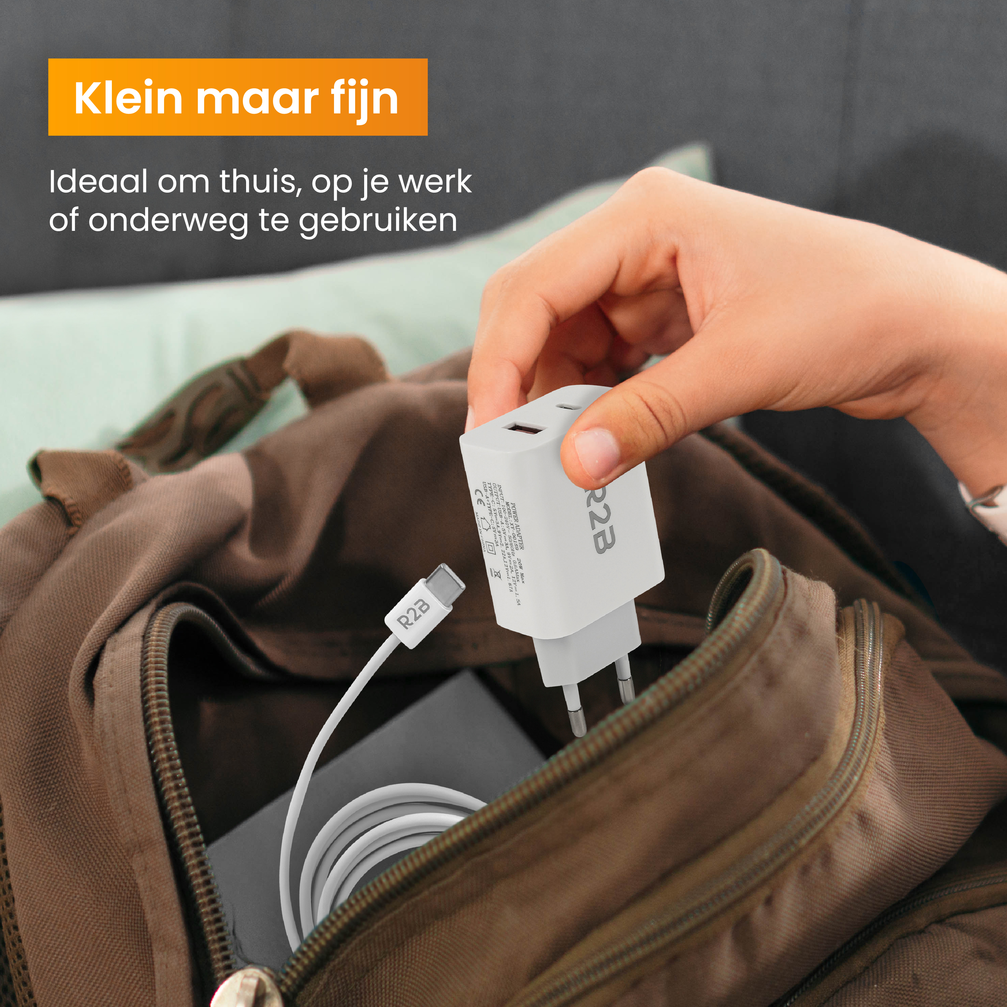 La main d'une personne fouillant dans un sac marron pour retirer un chargeur blanc.
