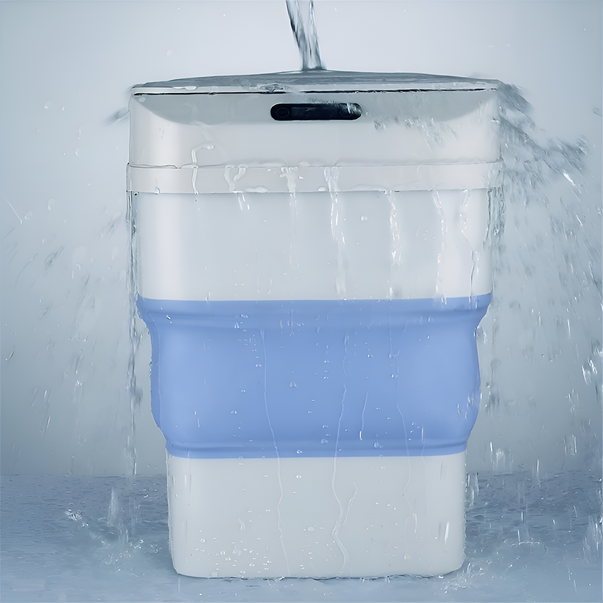Faltbare Wasserflasche in Weiß und Blau, Wasser wird darüber gegossen.