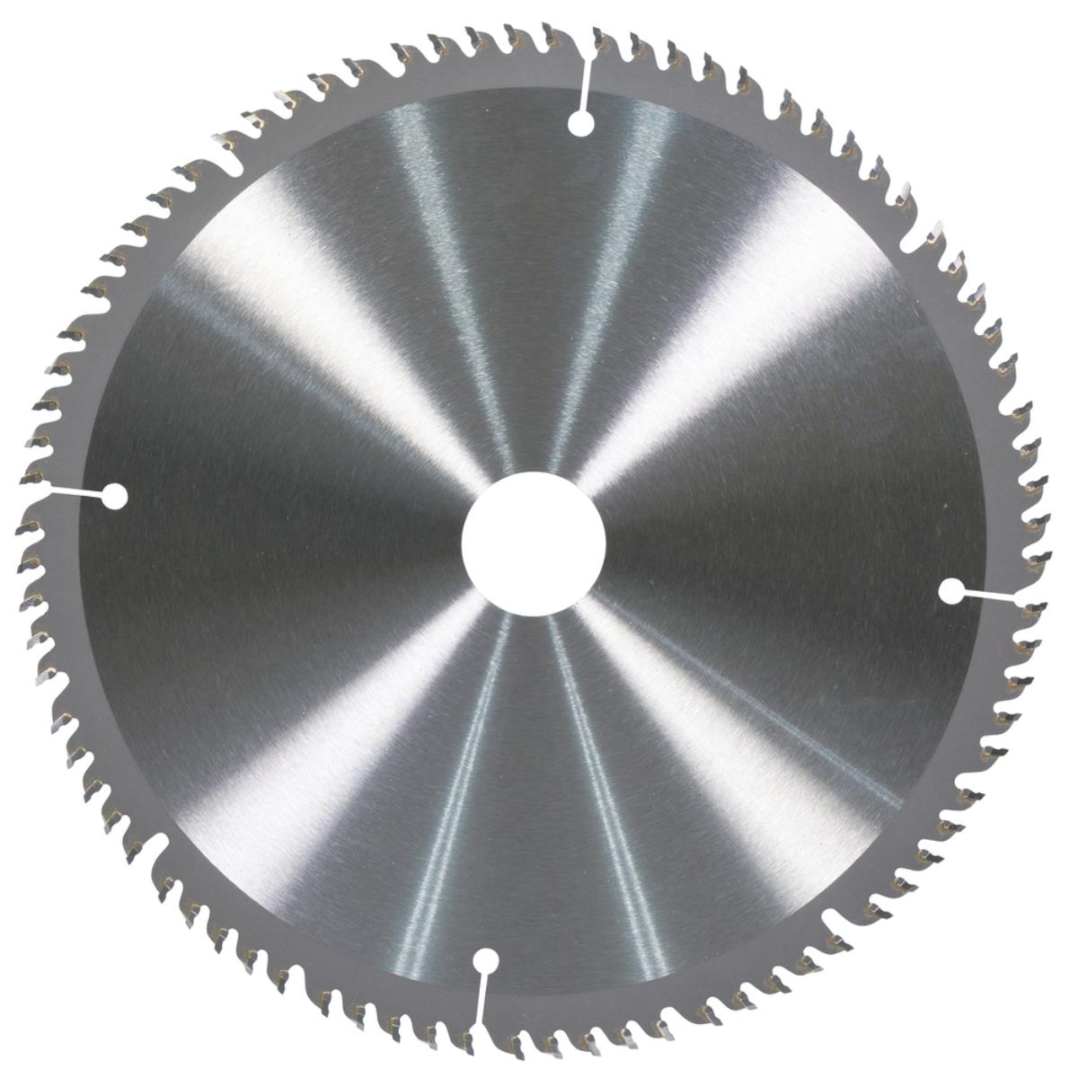 Kreissägeblatt. Silberfarbenes Metall. Das Blatt hat Zähne am Rand und vier Löcher.