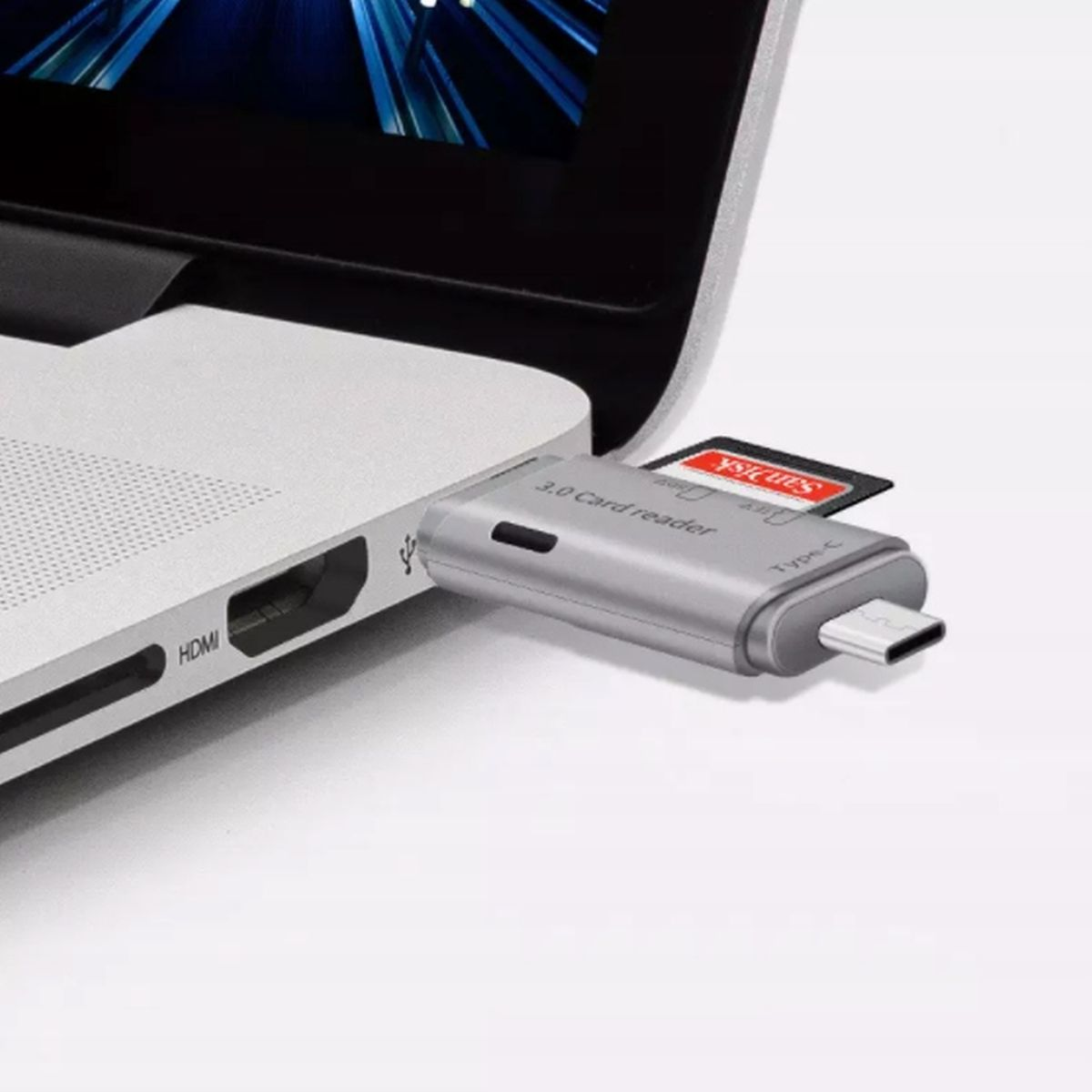 Suszarka do żywności z otwartymi drzwiami, pokazująca tacki z suszonymi owocami i warzywami.