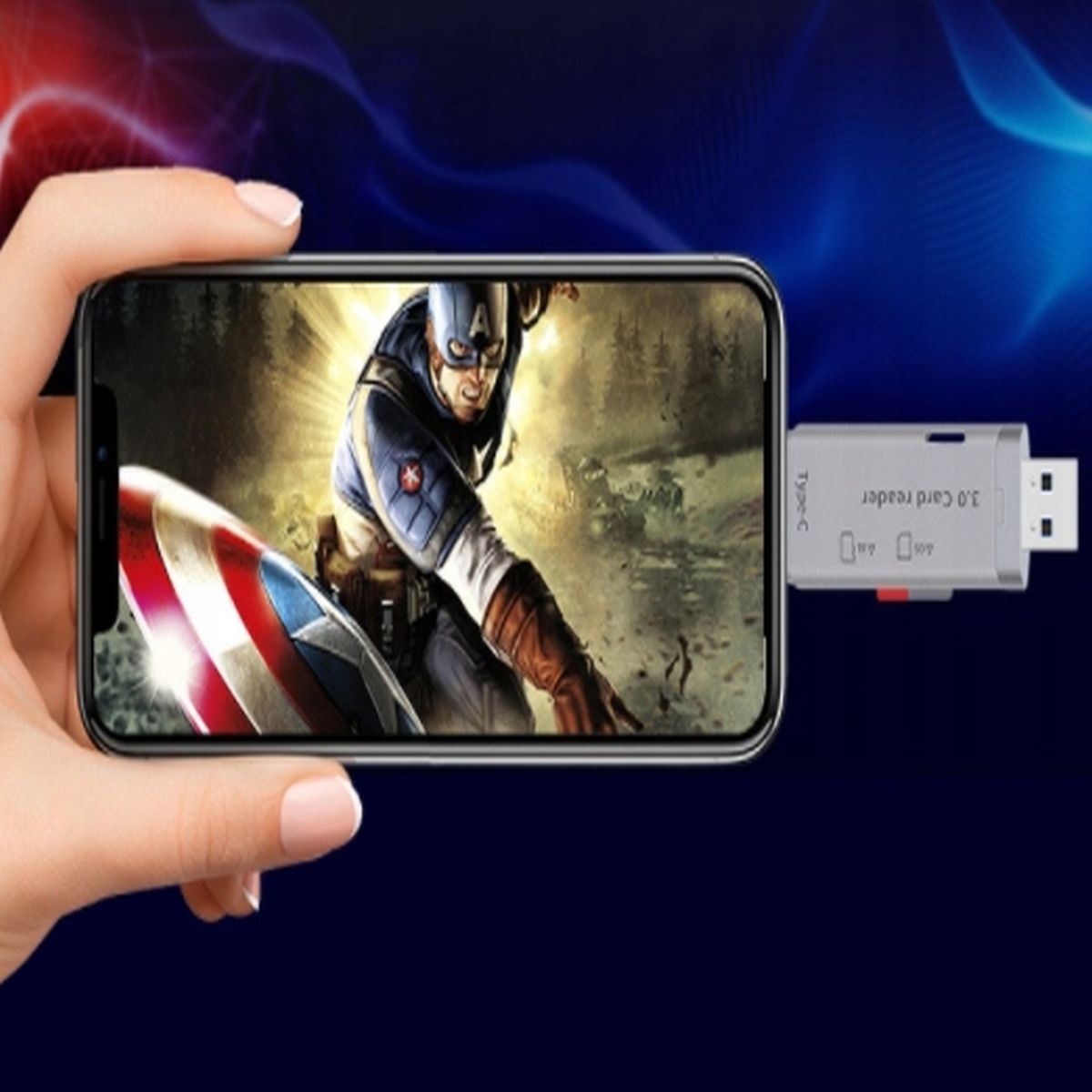 Dłoń trzymająca telefon z filmem z Kapitanem Ameryką. Podłączony czytnik kart USB-C.