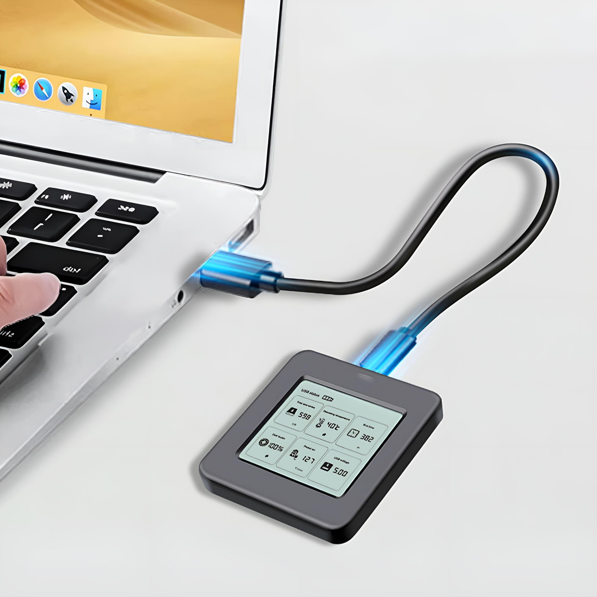 Ein Laptop, der über ein blaues USB-Kabel mit einem Anzeigegerät verbunden ist und verschiedene Daten anzeigt.