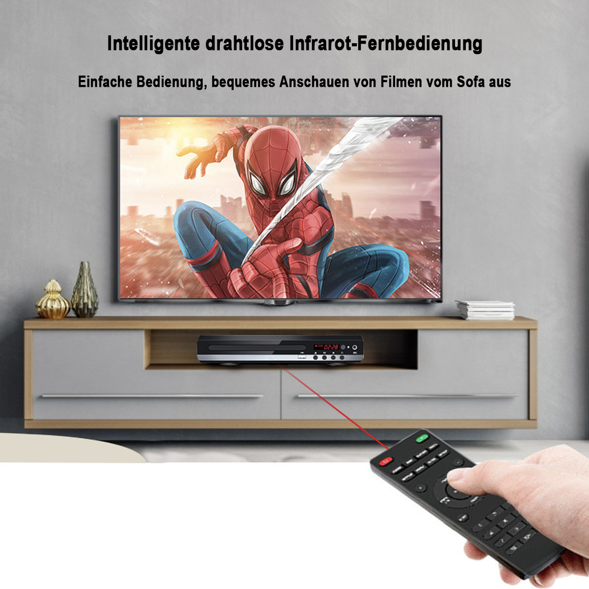 Eine Person hält eine Fernbedienung, die auf einen Fernseher mit Spider-Man zeigt. Ein DVD-Player steht darunter.
