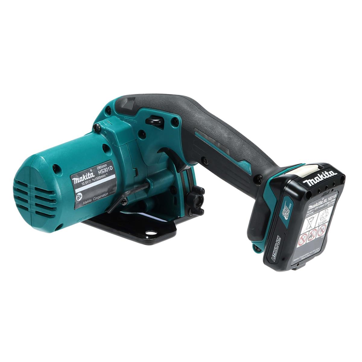 Eine teal- und schwarze Makita Kreissäge. Der Griff ist schwarz, mit einem Akkupack befestigt.
