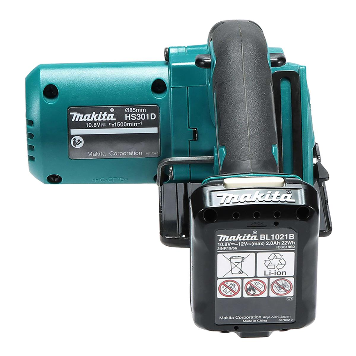 Makita türkisfarbenes Elektrowerkzeug mit angebrachter schwarzer Batterie.