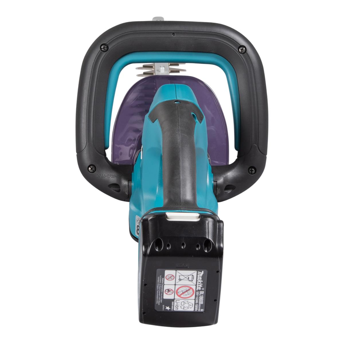 Draufsicht auf eine teal-farbene und schwarze Heckenschere. Schwarzer Griff und blauer Klingenschutz. Weißer Hintergrund.