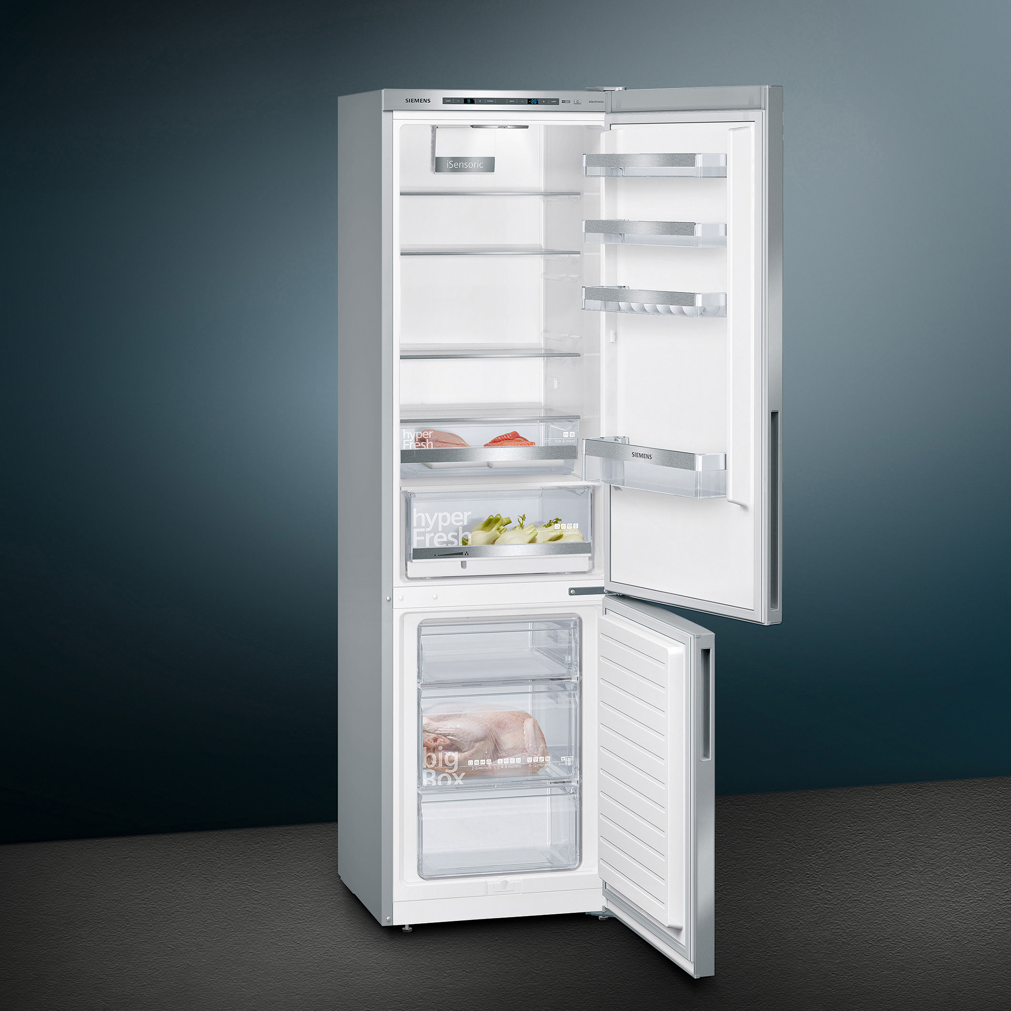 Geöffneter Kühlschrank. Silbernes Äußeres, weißes Inneres. Enthält Regale, Schubladen und einen Gefrierbereich mit Lebensmitteln.