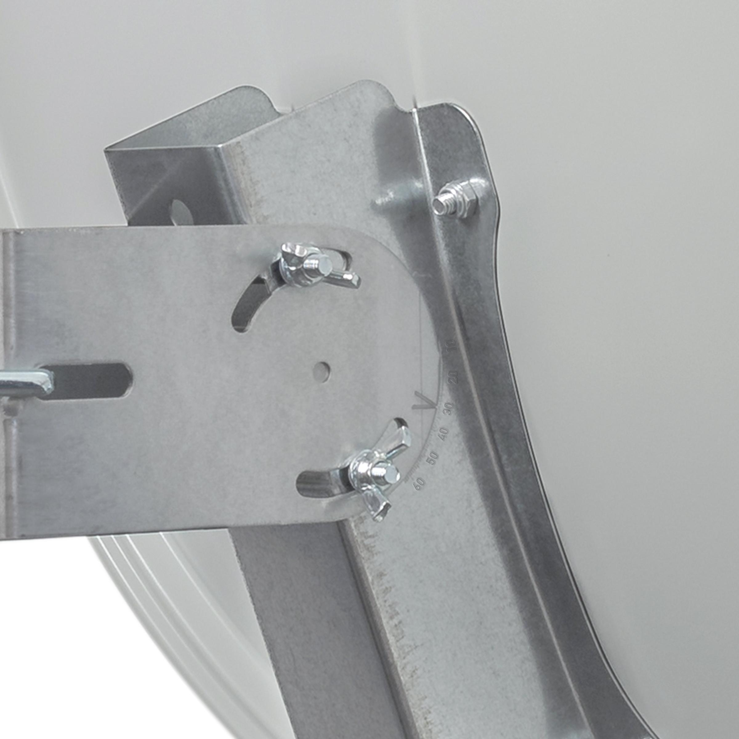 Nahaufnahme einer Metallhalterung für eine Satellitenschüssel mit Einstellschrauben.