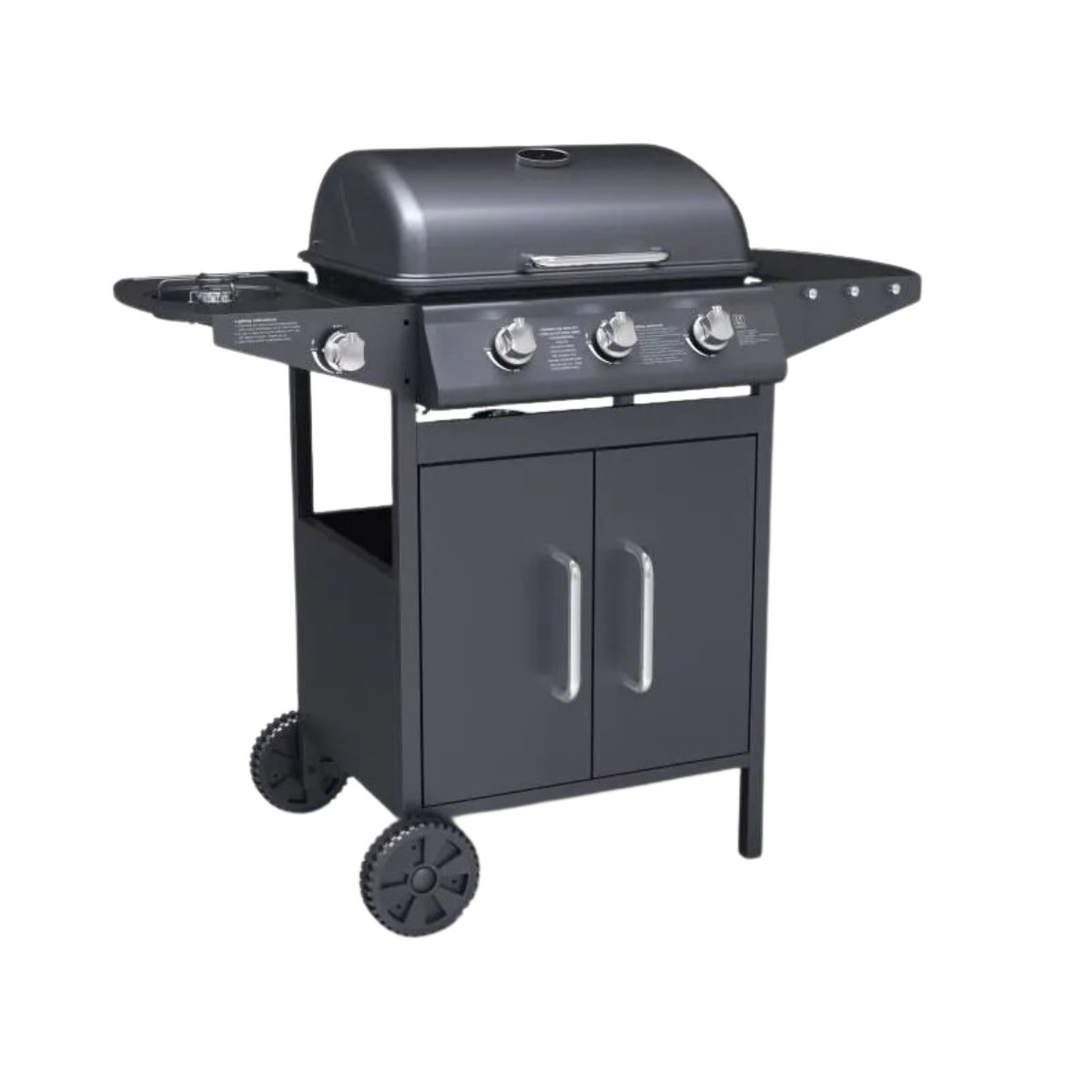 Czarny grill gazowy z trzema palnikami, półkami bocznymi i szafką na kółkach.