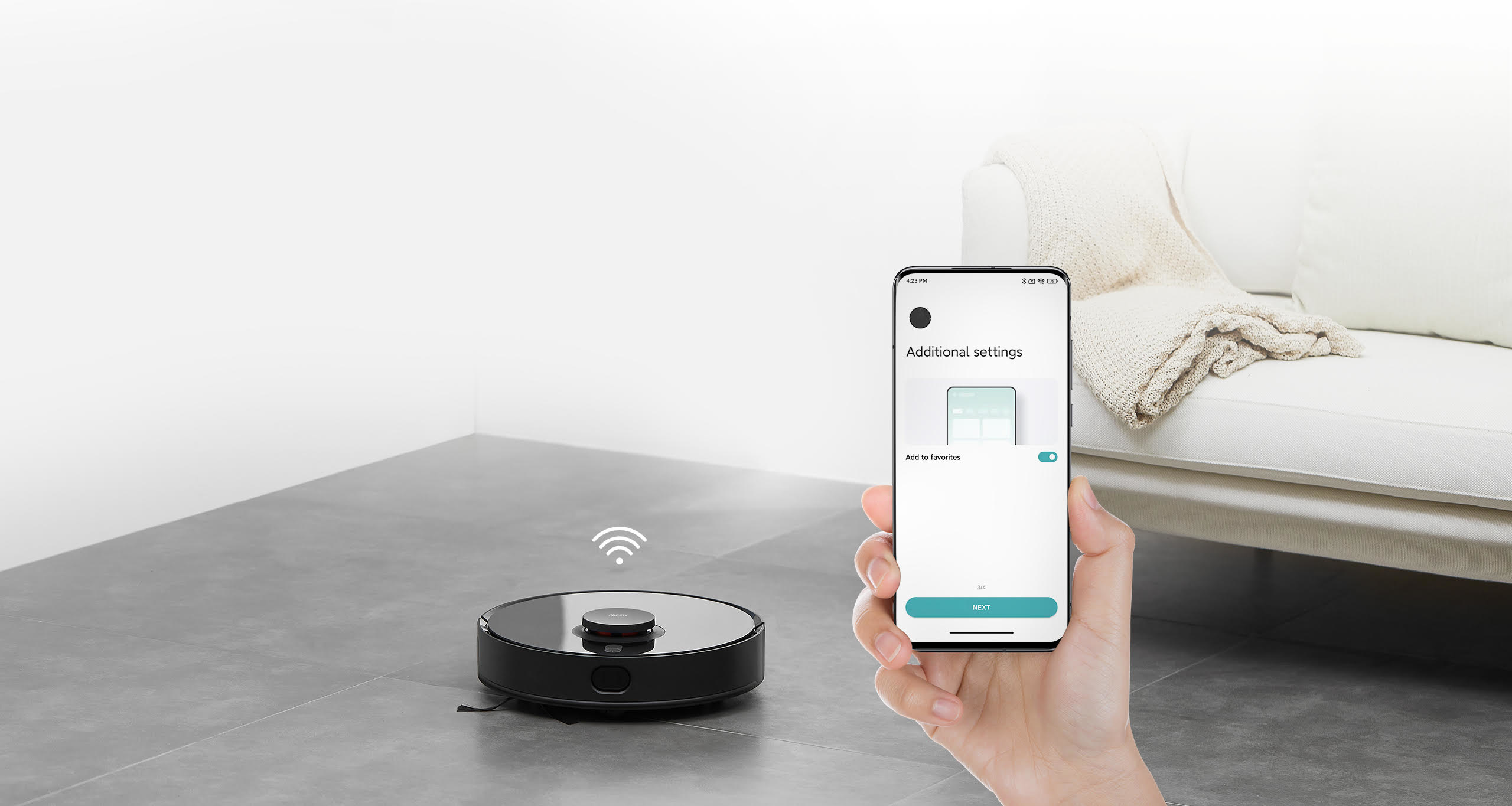 Bir robot süpürge yerde duruyor. Bir el, ayarları gösteren açık bir uygulamaya sahip bir telefon tutuyor.