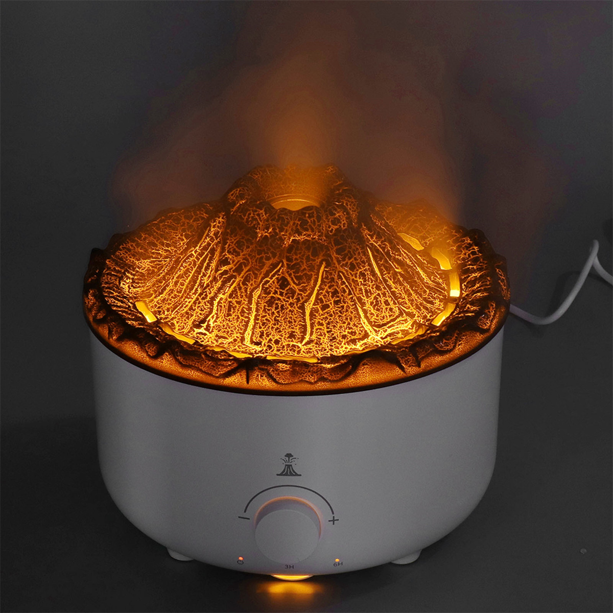 Vulkanförmiger Aroma-Diffusor, weißer Sockel, orange beleuchtet, Dampf steigt auf.