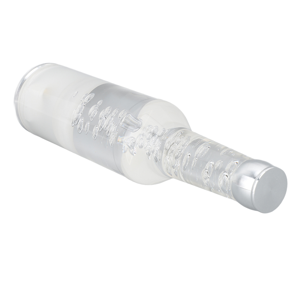 Klare Flasche mit silbernem Verschluss und Flüssigkeit mit Blasen.