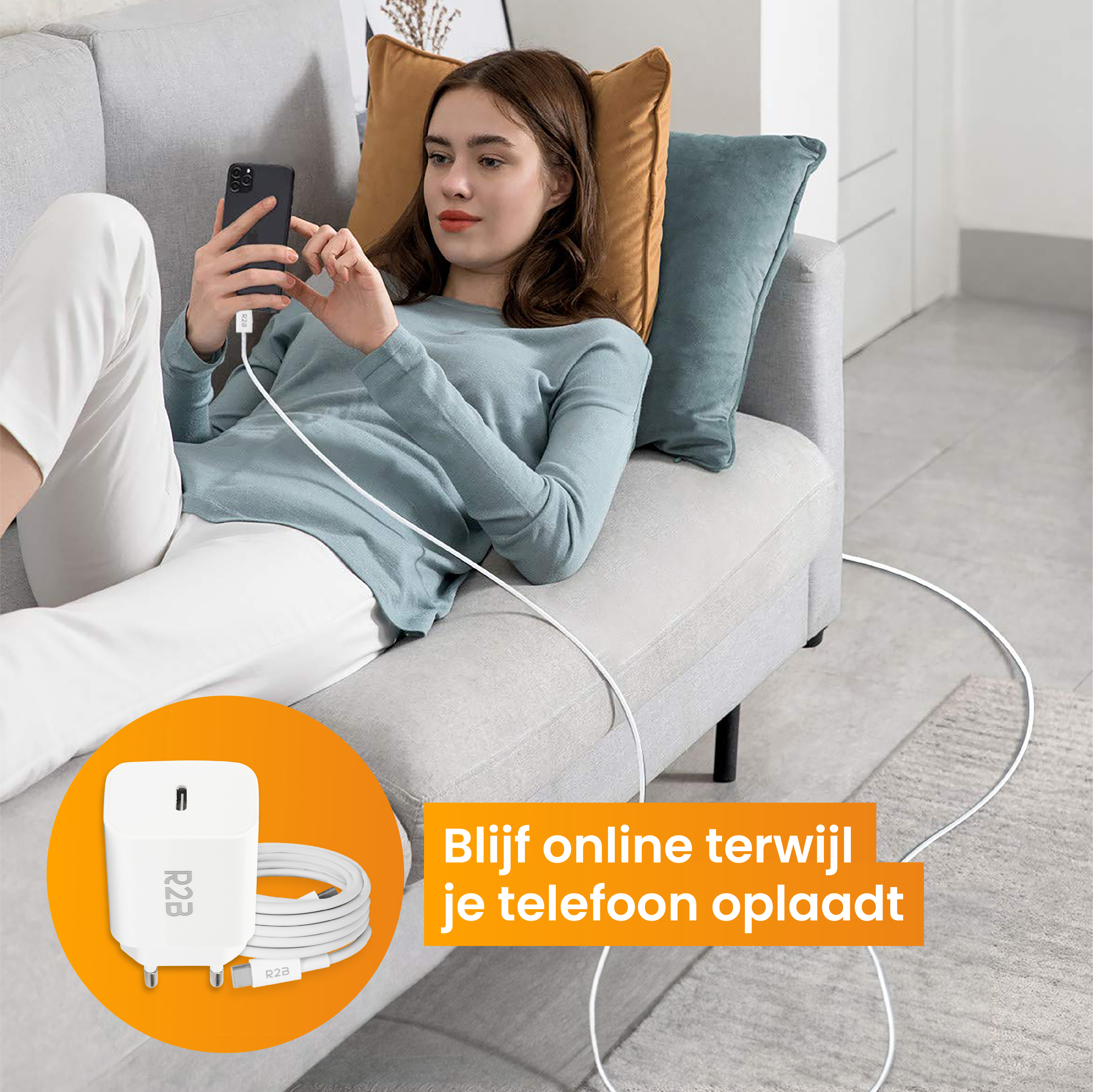 Frau auf Couch, die Telefon mit weißem Ladegerät und Kabel verwendet, mit Text.