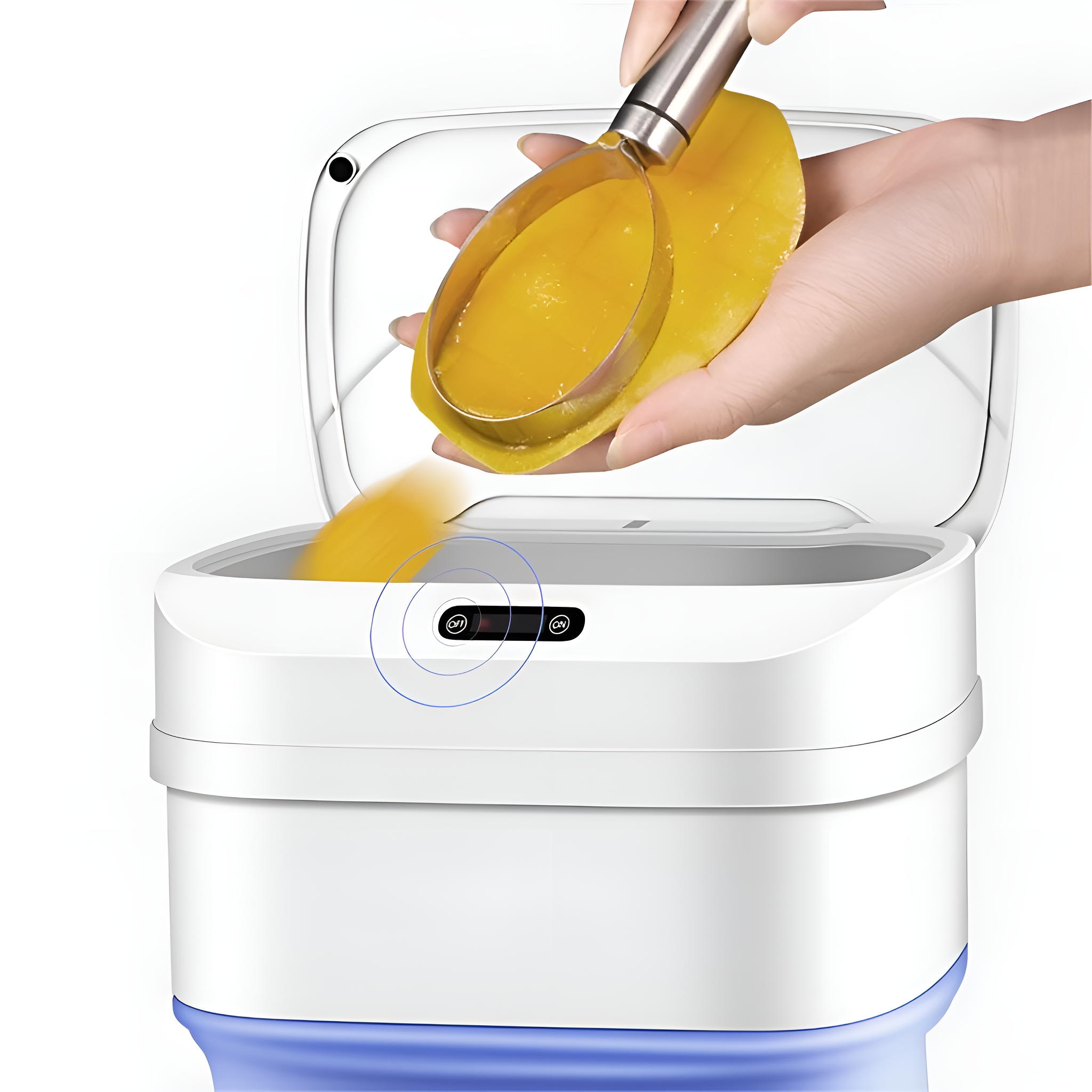 Eine Person hält eine Mango und schöpft sie in einen weiß-blauen Behälter.
