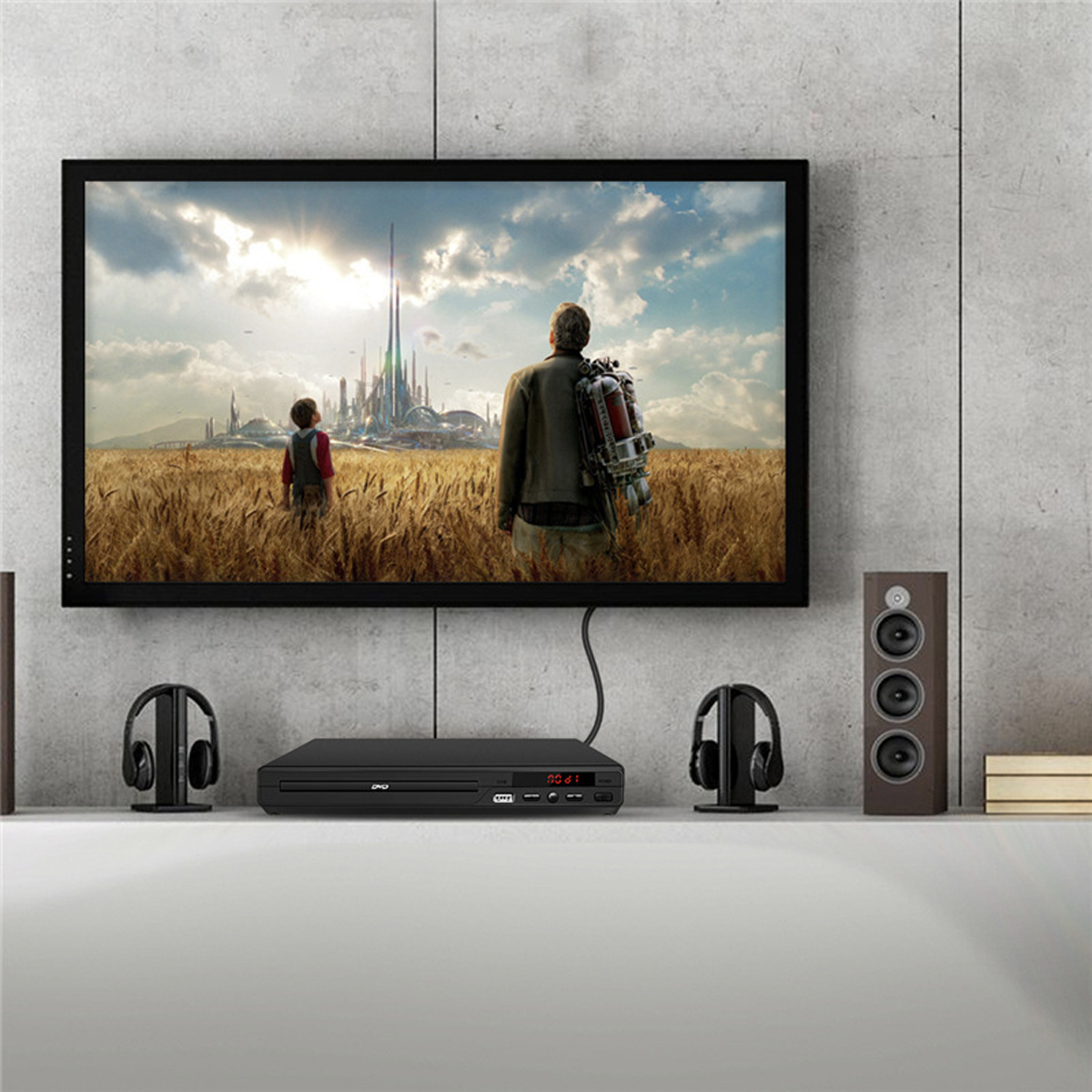 TV mit Filmszene, mit DVD-Player und Lautsprechern.