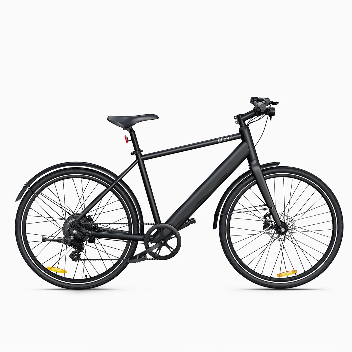 Czarny rower elektryczny z czarnymi oponami i czarną ramą. Tło jest gładkie białe.