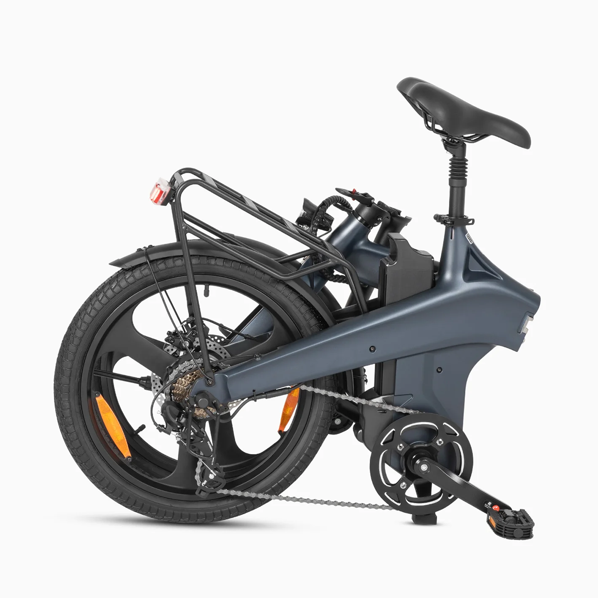 Niebieski składany rower elektryczny. Ukośnie na białym tle, pokazując koła i ramę.