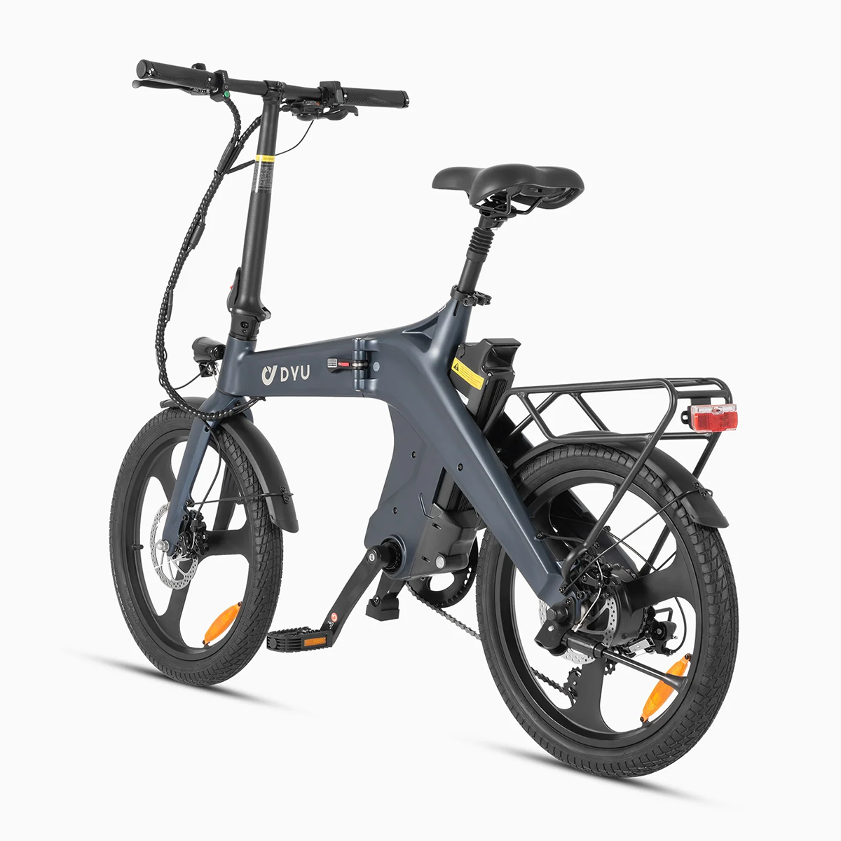 Szary rower elektryczny na białym tle. Posiada czarne koła, tylny bagażnik i żółte akcenty. Widoczne logo Dyu.