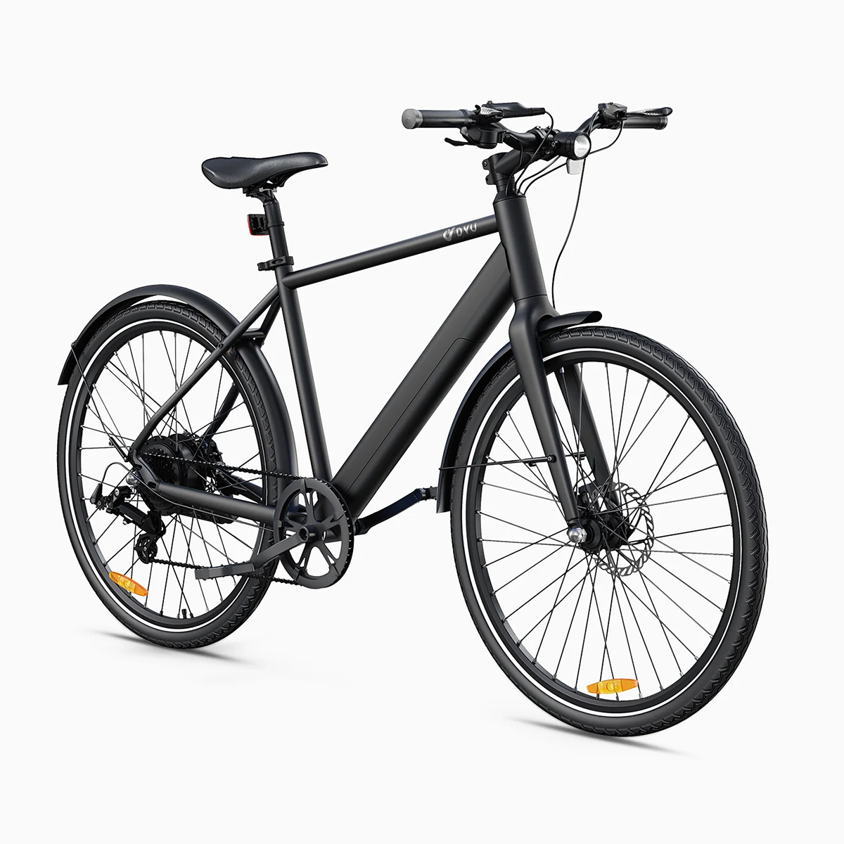 Czarny rower elektryczny. Ma czarną ramę, koła i błotniki. Na białym tle.