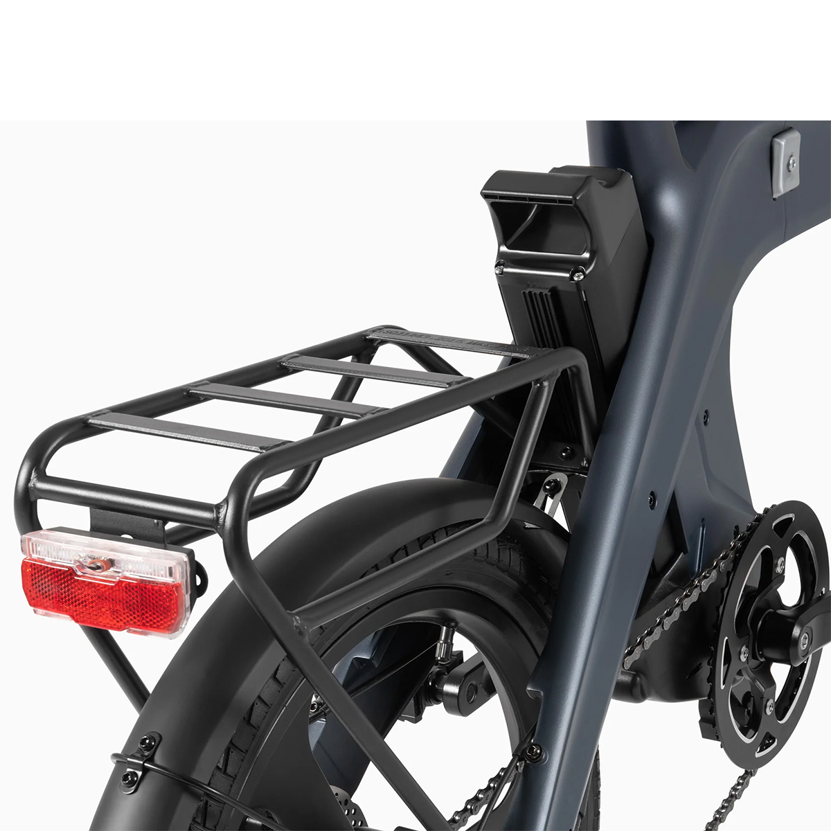 Widok z tyłu roweru z bagażnikiem, tylnym światłem i akumulatorem.