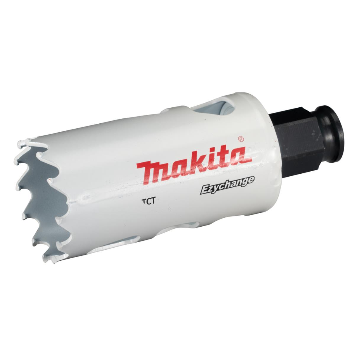Eine weiße Makita-Lochsäge mit rotem Text und schwarzem Schaft auf weißem Hintergrund. Nach rechts abgewinkelt.