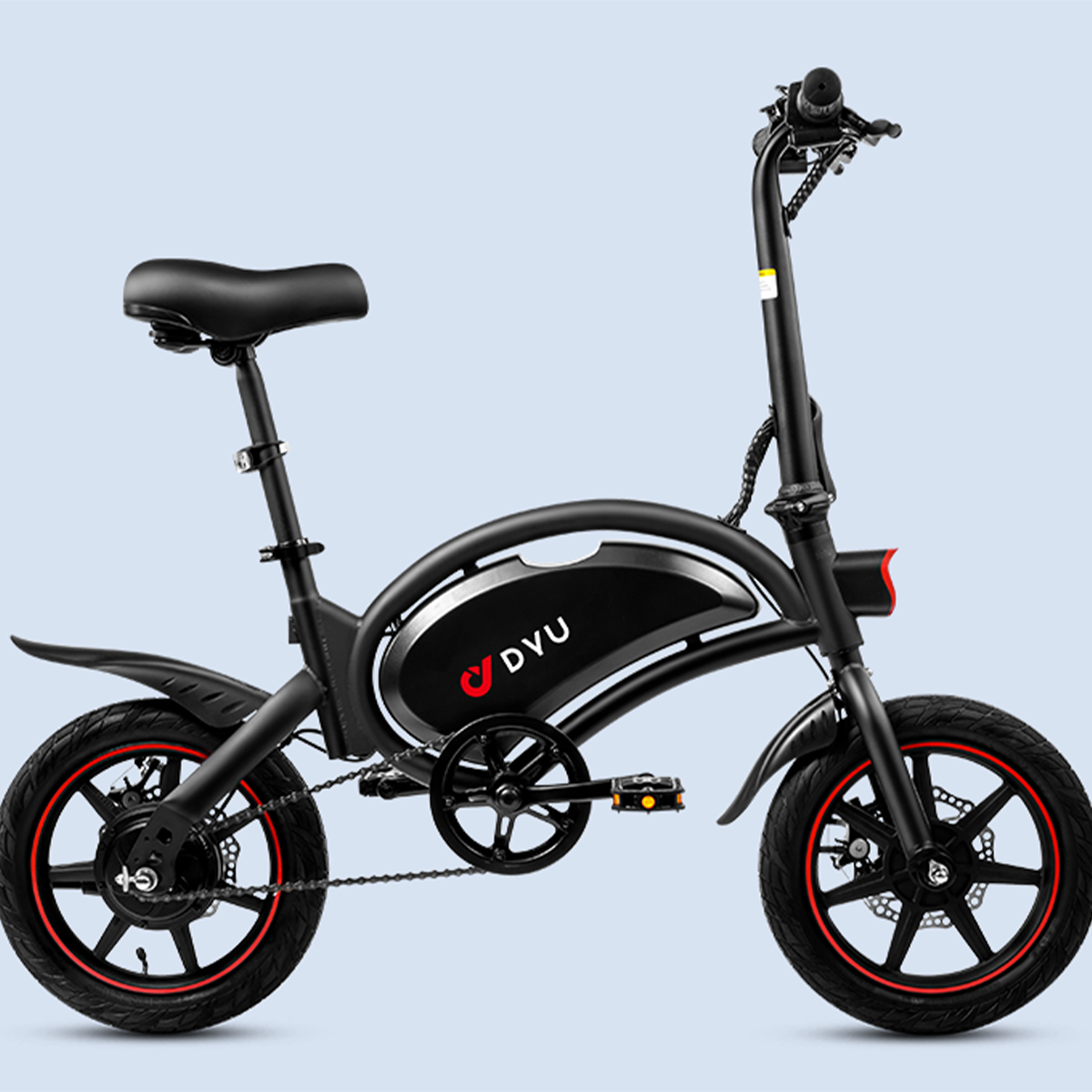 Czarny rower elektryczny z czerwonymi akcentami na kołach. Tło to jasnoniebieski gradient.