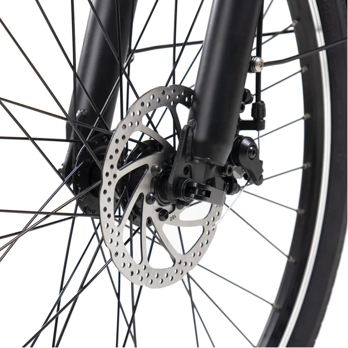 Zbliżenie czarnego koła roweru z hamulcem tarczowym i srebrnymi detalami.