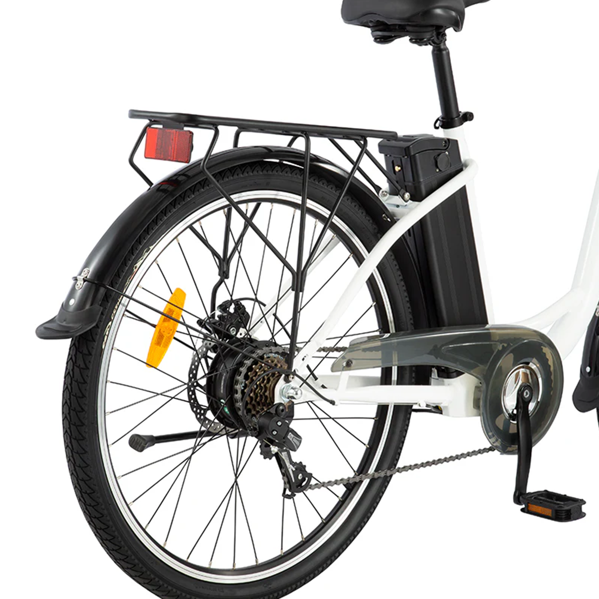 Widok z tyłu białego roweru elektrycznego, pokazujący koło, błotnik i czarny bagażnik.