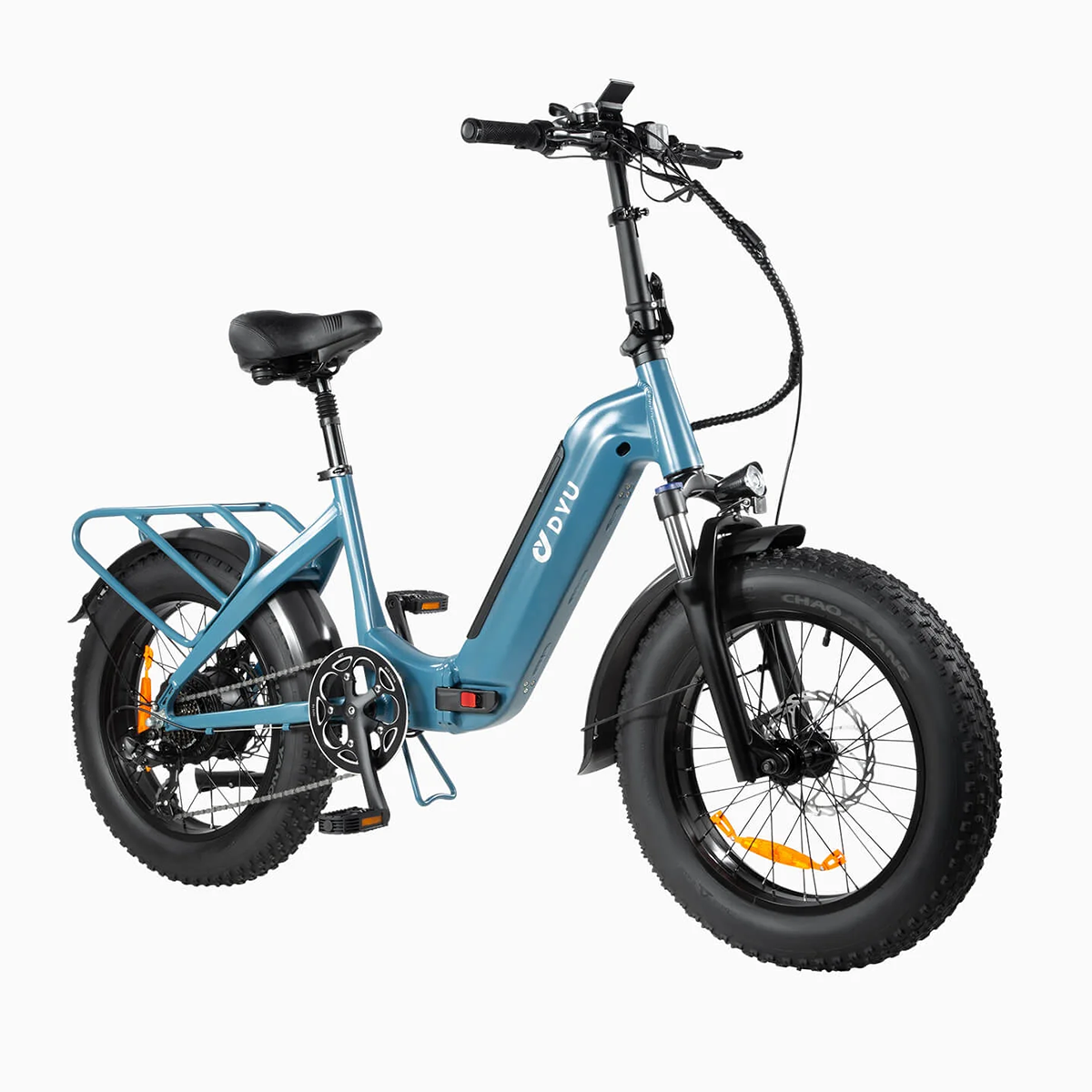 Niebieski rower elektryczny z dużymi oponami, na białym tle, widok z boku.