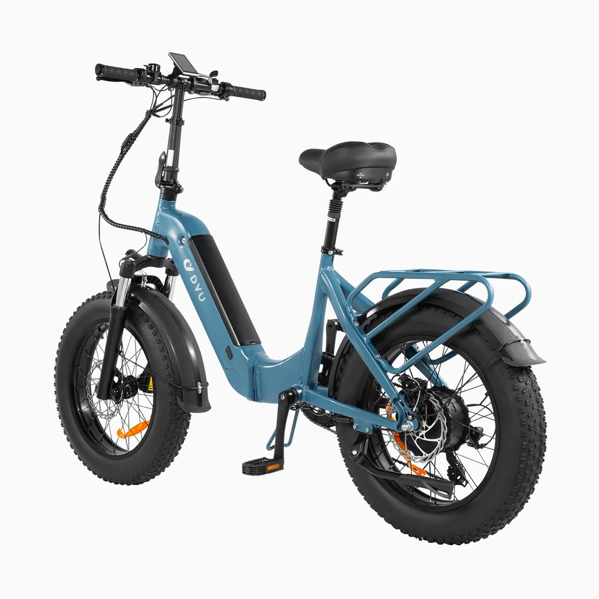 Niebieski rower elektryczny z grubymi oponami, widok z tyłu, białe tło.