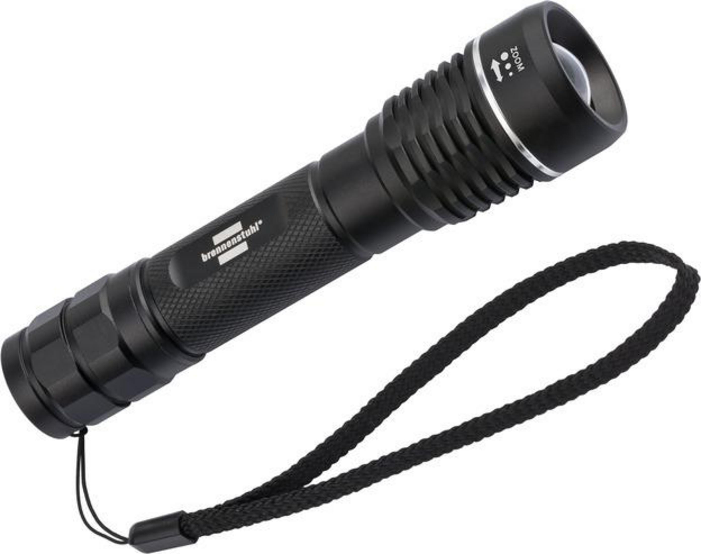 Eine schwarze Taschenlampe mit Zoomfunktion und Handschlaufe, auf weißem Hintergrund.