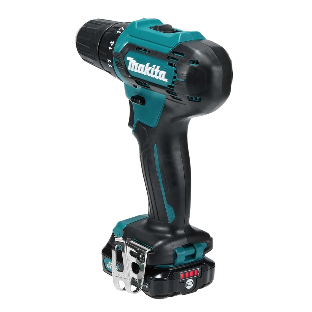 Czarno-turkusowa wiertarka akumulatorowa Makita na białym tle, lekko pochylona.