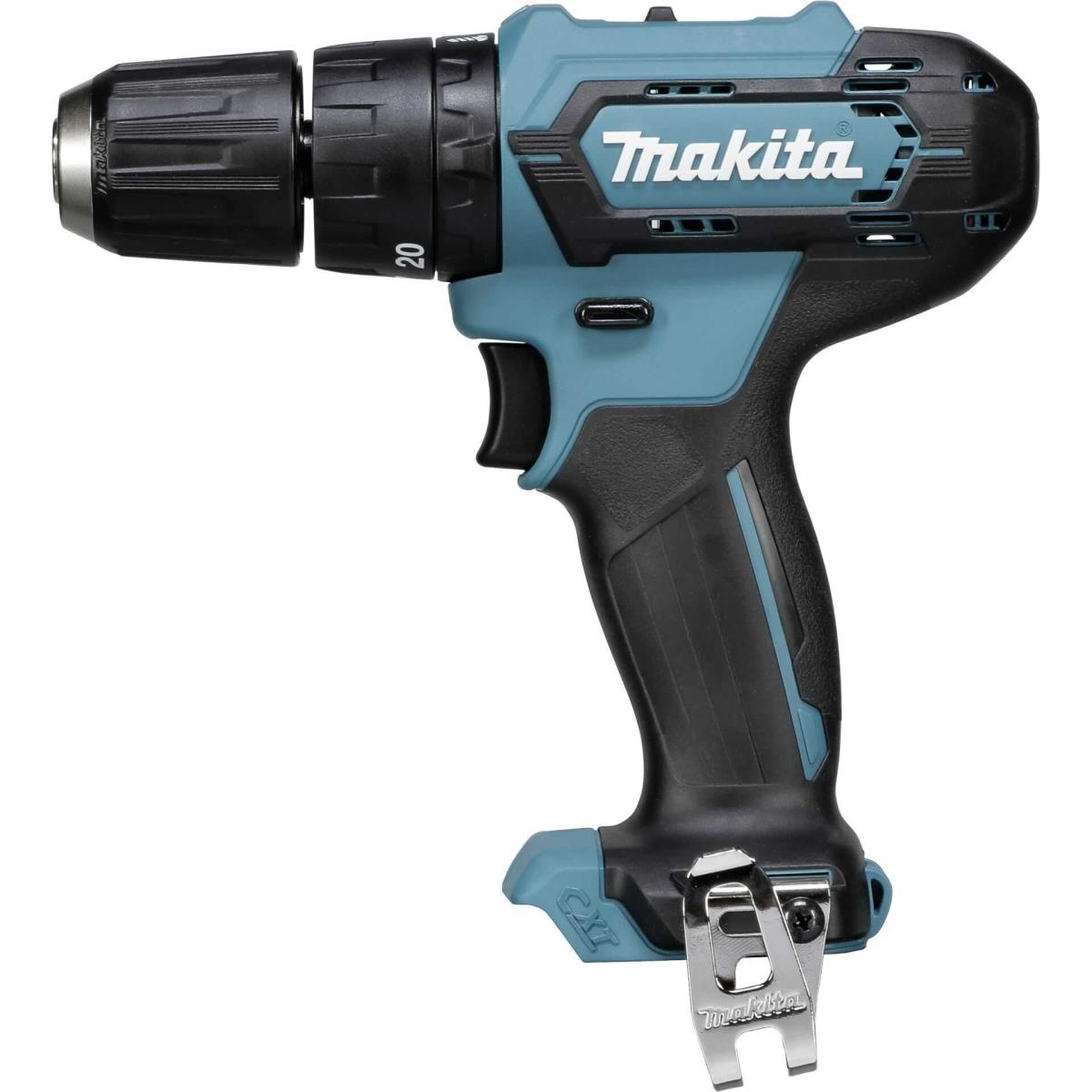 Taladro inalámbrico azul y negro Makita. Tiene mango negro y clip plateado.