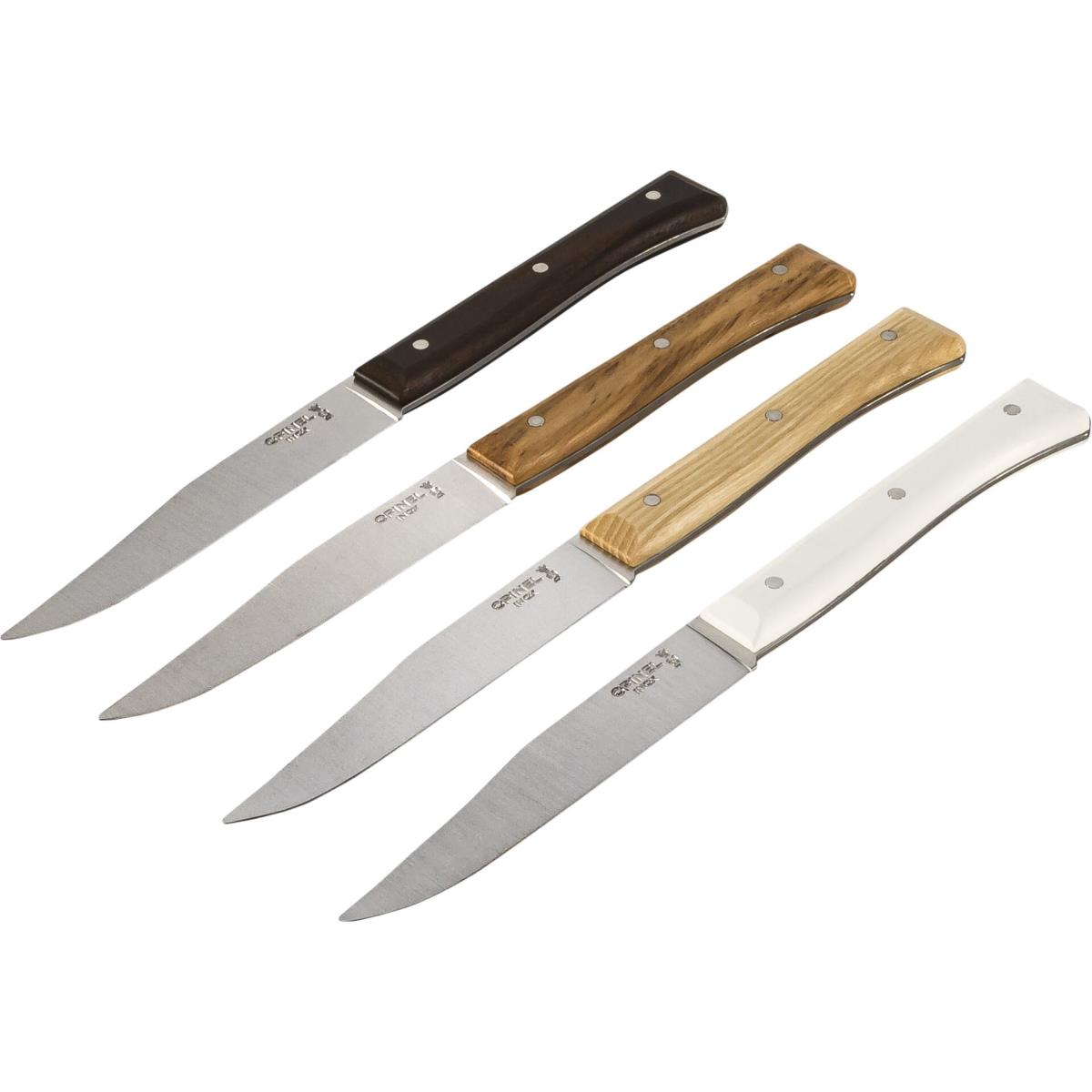 Vier Steakmesser. Verschiedene Holzgriffe. Der Markenname 'OPINEL' ist sichtbar.