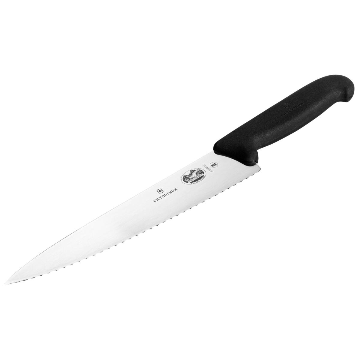 Ein Messer mit gezahntem Rand und schwarzem Griff auf weißem Hintergrund.